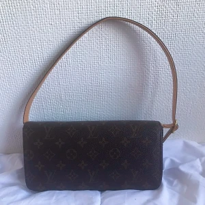 Väska - väska som är köpt second hand, vet inte om den är äkta. Tyvvär så är den trasig vilket syns på bild 2 och 3 därav det låga priset. Det går nog att laga den genom att sy några stygn💗