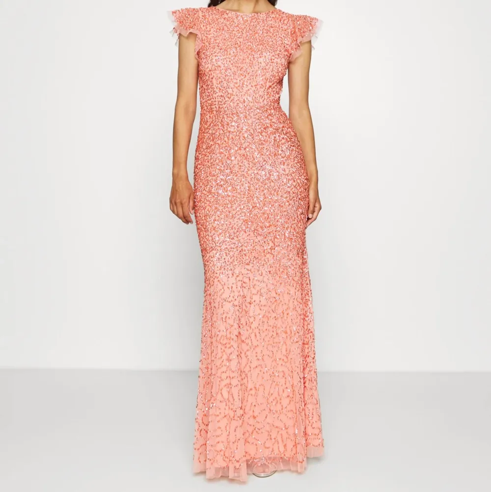 Jättefin korall/rosa-orange paljettklänning! Använd en gång på ett bröllop så som ny✨inköpt för 1400. Klänningar.