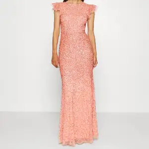 Jättefin korall/rosa-orange paljettklänning! Använd en gång på ett bröllop så som ny✨inköpt för 1400