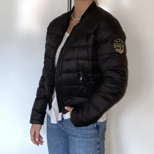 Jacka - Hej! Jag säljer min bomberjacka som är i storlek S😊