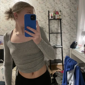 Grå tröja - Säljer kläder pga utresning allt är i fint skick, köparen står för frakten 💙 använda 2-3 ggr men band på sidorna 