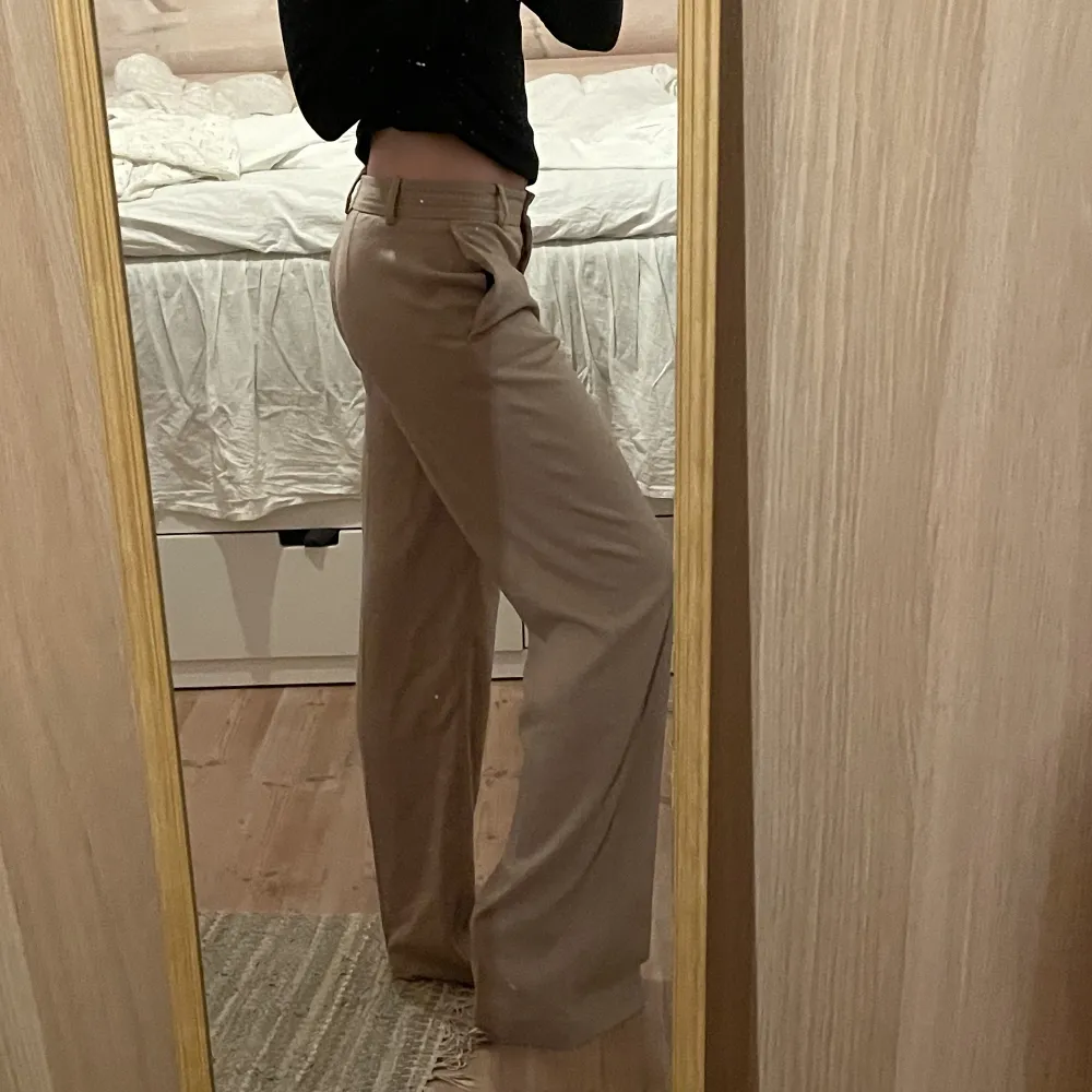 Supersköna beiga kostymbyxor från zara som är alldeles för långa på mig som är 163. Aldrig använda! 🧡. Jeans & Byxor.