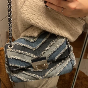 Michael kors 💙 - Säljer denna unika Michael kors väskan. Den är i olika nyanser av denim, och är i väldigt fint skick! Självklart äkta💙