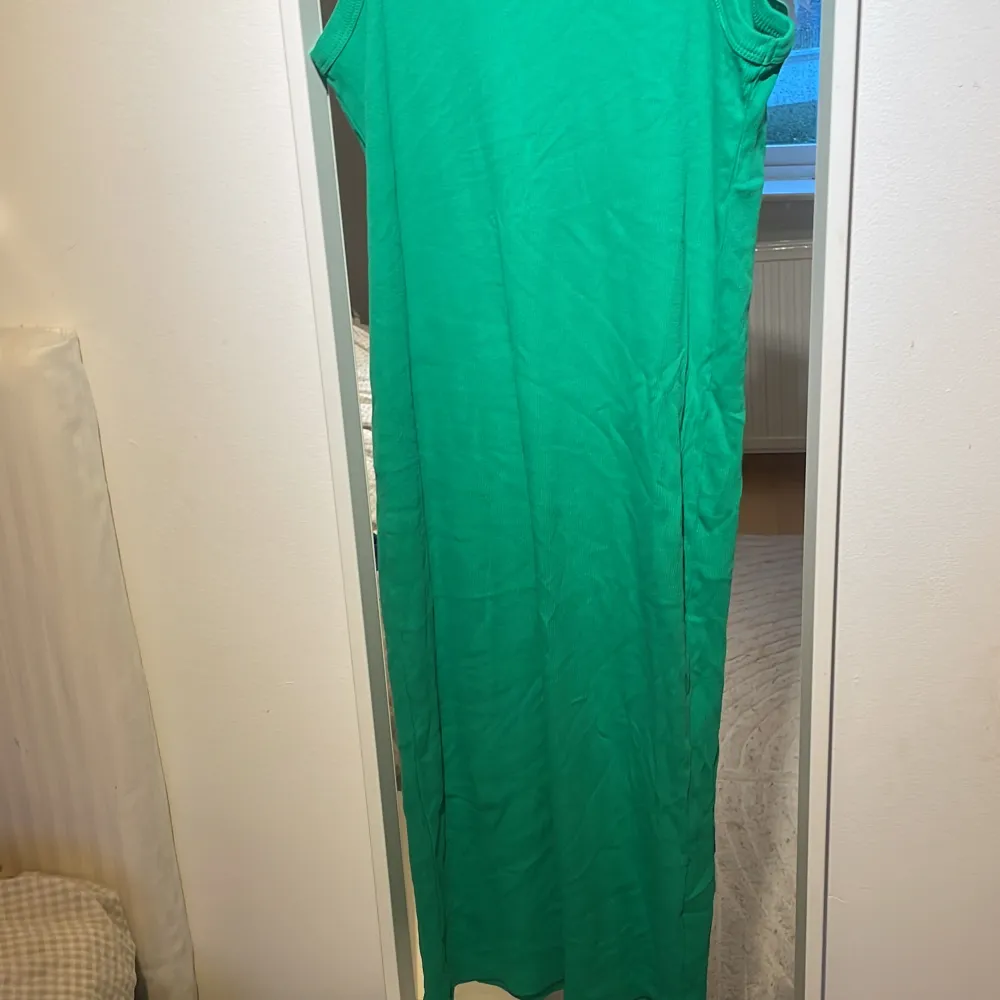 Grön ribbad klänning från lager 157. Oanvönd med lapparna kvar, storlek S. Hör av dig om du har frågor💕. Klänningar.
