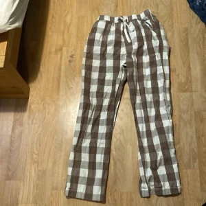  Använder man en gånger men de är tvättade och om man köper dem kan jag stryka dem innan  -  Stryker dem så fort någon köper de inte används så många gånger men de är snygga de passar inte mig längre 