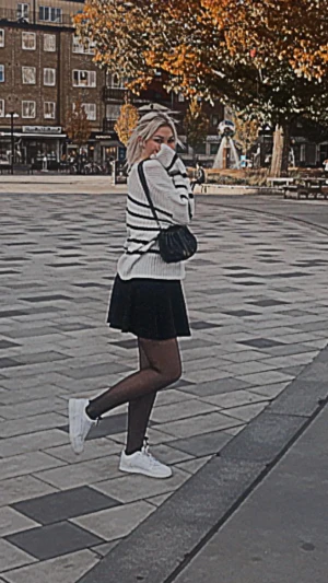 Randig tröja - Jätte fin randig tröja som tyvärr inte har används mer än två gånger,då jag har saker som liknar. ÄLSKAR den o jätte bekväm