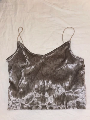 Linne i sammet från new yorker - Ett glansigt linne från new yorker. Storlek S. Pris kan diskuteras!