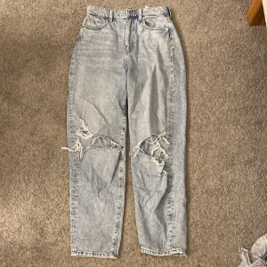 Jeans med hål - Säljer dessa fina jeans med hål vid knäna. Sjukt sköna att ha på sig. Säljer då jag rensar ut kläder. 