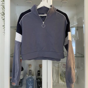 Halfzip tröja - Lite croppad, fint skick.