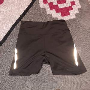 Svarta gym shorts från soc, har blivit lite små och inte användna på ett tag, har reflex på sidan som är lite sliten, ficka bak och snöre i midjan