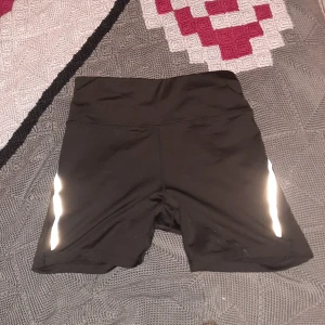 Gym shorts  - Svarta gym shorts från soc, har blivit lite små och inte användna på ett tag, har reflex på sidan som är lite sliten, ficka bak och snöre i midjan
