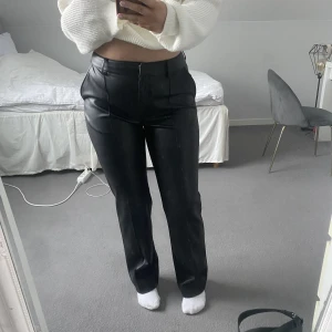 Skinnbyxor - Säljer dessa supersnygga och supersköna skinnbyxor från na-kd! Säljer dem då det inte är min stil och de kommer inte till någon användning.  Använda ett fåtal gånger så de har bra skick.  Nypris var 500kr Frakten ingår i priset!