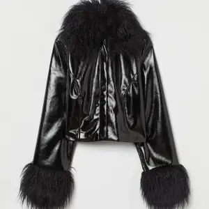 Svart, tunn, lackad jacka från H&M med fake-päls. Storlek S. Som ny! Aldrig använd. ✨