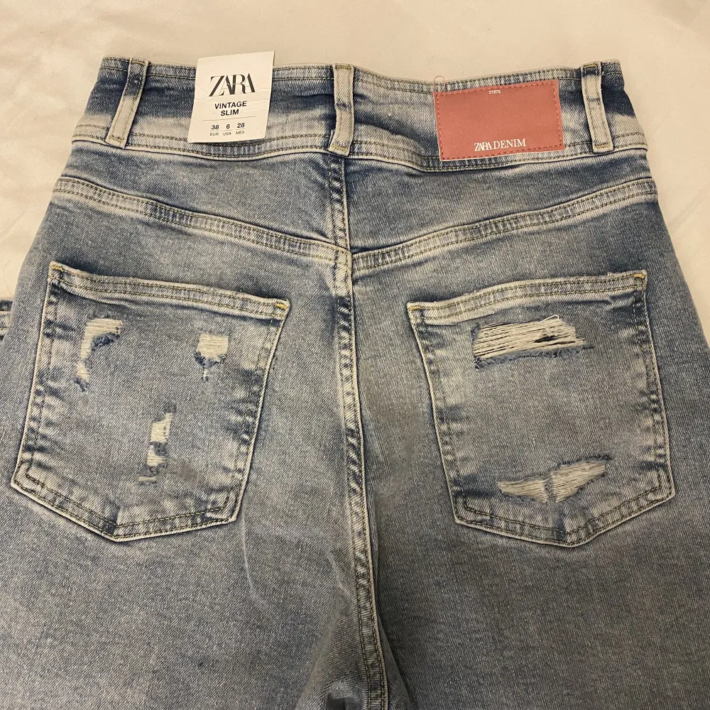 Zara jeans helt nya med lapparna kvar!  De är rätt stretchiga och mjuka, modellen heter ”Vintage slim” och de är i stl 38 💗. Jeans & Byxor.