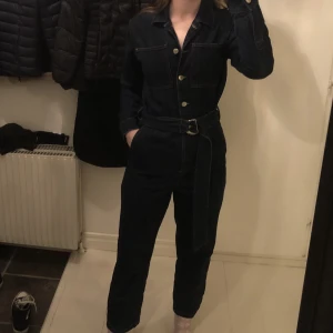 Nakd jeans jumpsuit - Jeans jumpsuit ifrån nakd i en mörk blå färg, använd 3 gånger max i storlek s, säger för 150kr, köparen står för frakt 