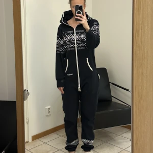 Onepiece - Säljer denna onepiece som inte finns att köpa längre, andra bilden är en liknande. Köpt för några årsedan men inte kommit till användning. Den är perfekt till stugan i fjällen ⛄️⛷️ Köpt för: 1500kr, pris kan diskuteras