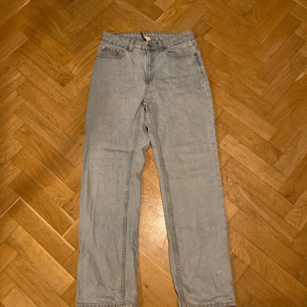 Dessa jätte snygs ljus blåa weekday jeans har används men ör i väldigt bra skick!. Jeans & Byxor.