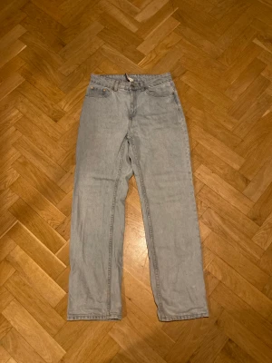 Weekday Jeans  - Dessa jätte snygs ljus blåa weekday jeans har används men ör i väldigt bra skick!