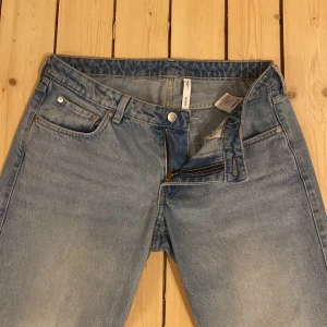 Arrow low Weekday jeans - Dessa jeans är knappt använda, så alltså i toppen skick👍 Köpta för några månader sedan! Köpte för 500 men eftersom de är i sådan bra skick säljer jag de för 390kr 🤩 skriv om du vill ha fler bilder eller har någon fråga😁
