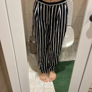 Byxor - Wow dessa byxor är så fina när man ska på fest. För de är både sköna och snygga.