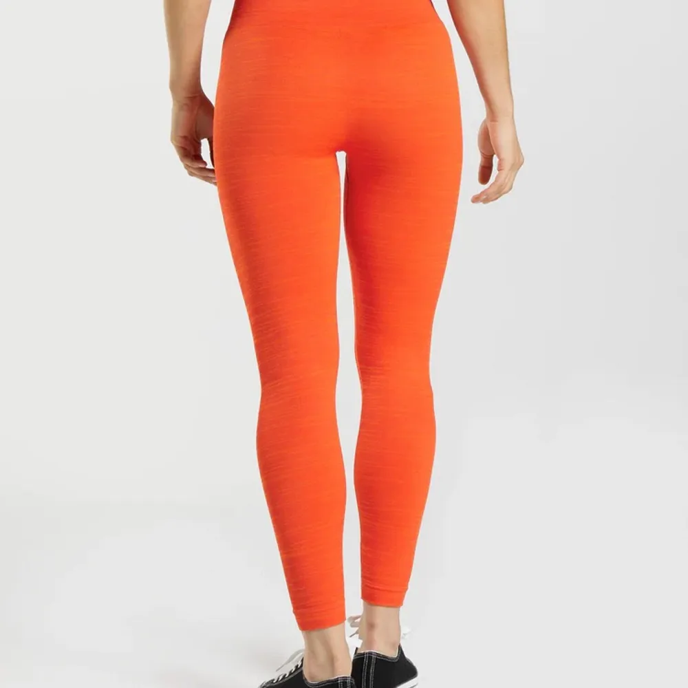 Helt nya gymshark tights i riktigt fräck färg🧡🧡 Dags att sätta igång på gymmet med det nya året? Fynda det perfekta tränings settet! Original pris: 600. Finns mer på min sida🌟💓. Övrigt.