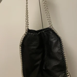 Svart väska  - Bra skick! Inte använd på 5-6 år. Den funkar perfekt som t.ex skol/jobbväska😊nypris 599kr