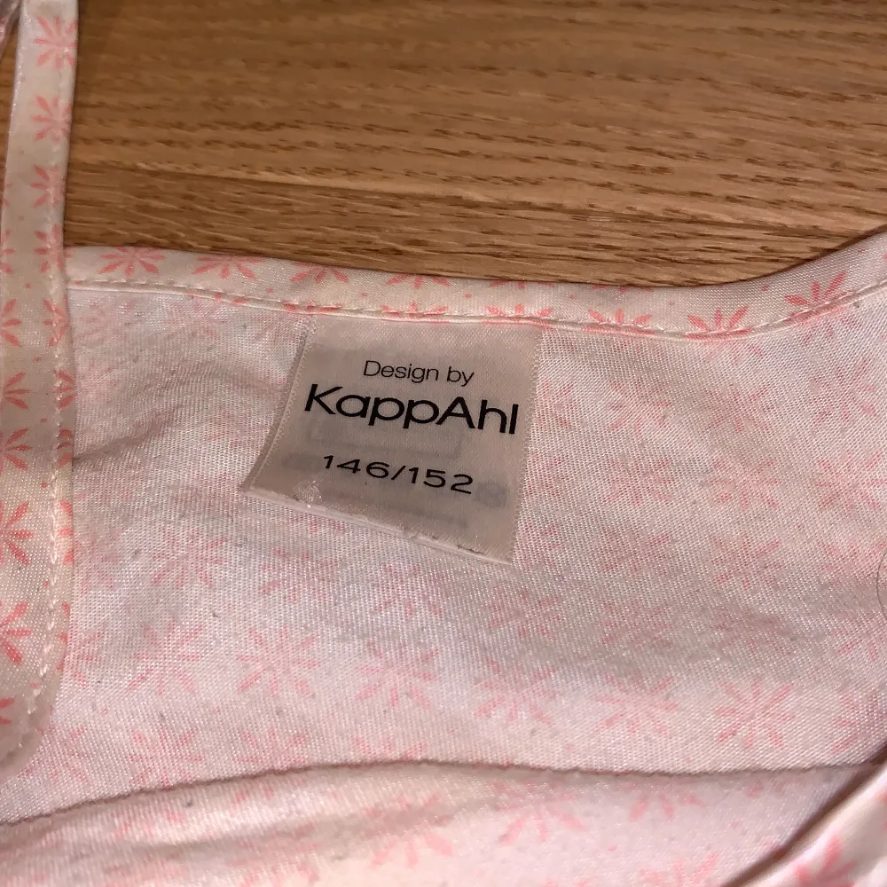 Jättemysig vit och rosa pyjamas ifrån KappAhl. Säljer pga att den är för liten för mig🫶 50kr + frakt🌸. Övrigt.