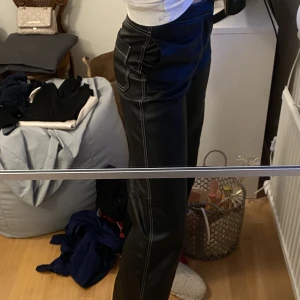 Svarta skinnbyxor med vita sömmar! 😍 - Säljer dessa ursnygga byxor i fejk läser med vita detaljer i form av sömmar! Från Zara och säljs ej längre! Riktigt coola byxor som festar upp en outfit direkt😍🥰💖