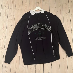 College tröja med krage - Tröja med krage från asos med college-tryck i marinblå.