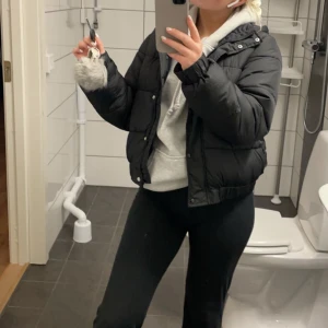 Pufferjacka - Pufferjacka från missguided. Bra skick, endast använd fåtal gånger. Säljer pga kommer inte till användning