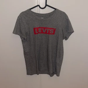 LEVI’S grå tröja  - Har andvänt den runt 3-5 gg men den är en skön tröja att ha.