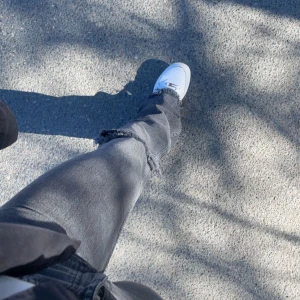 Gråa jeans  - jätte snygga gråa jeans som tyvärr inte kommer till användning. Hål vänster knä  