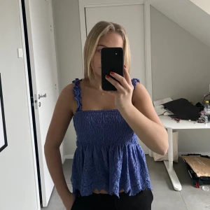 Blå topp  - Jättefin topp! Köpt på mango perfekt till sommar och vår, funkar även perfekt med en kofta till 💋 