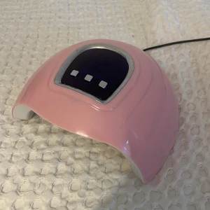 Uv-lampa - En fin rosa uv-lampa i bra skick! Man kan ställa in timern på 30-60 och 99 nu sekunder. Startar automatiskt när man stoppar in handen💞