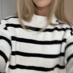 Randig stickad tröja - Stickad tröja, är strl xs men oversized passform