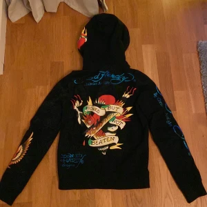 Ed Hardy hoodie - Ed Hardy hoodie som passar ungefär dig som är runt 160 Mycket bra skick! Priset kan diskuteras!!!🤘🏽. Om det är nått du undrar så fråga gärna!