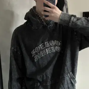 Svart ”good for nothing” hoodie, supersnygg men för stor på mig :/ storlek S men passar mer som M med en oversized fit 