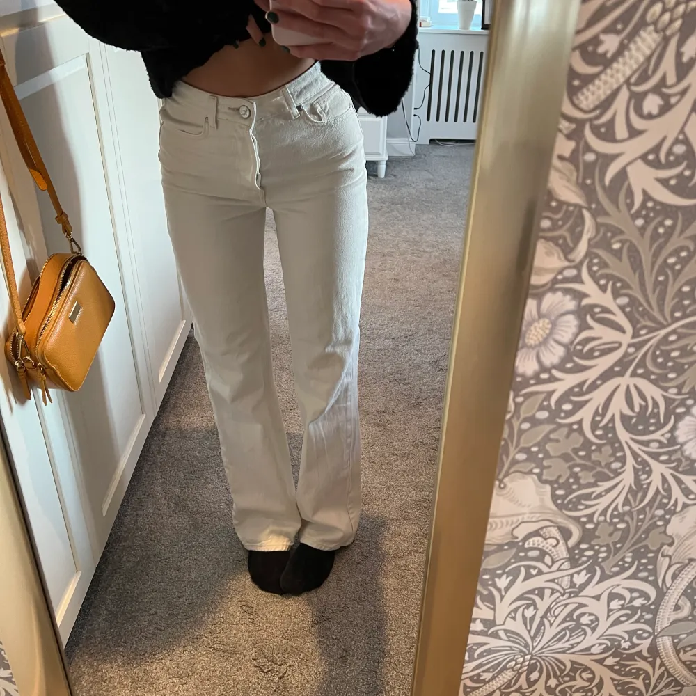 Superfina beige/vita jeans från bikbok i storlek 26/32🧚💗säljer då de inte kommer till användning längre. Jättefint skick! Nypris 599 Pris kan diskuteras. Jeans & Byxor.