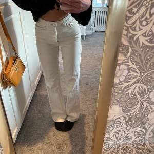 Superfina beige/vita jeans från bikbok i storlek 26/32🧚💗säljer då de inte kommer till användning längre. Jättefint skick! Nypris 599 Pris kan diskuteras