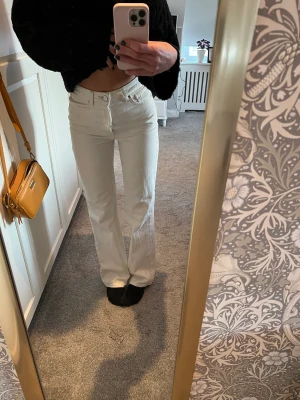 Byxor bikbok  - Superfina beige/vita jeans från bikbok i storlek 26/32🧚💗säljer då de inte kommer till användning längre. Jättefint skick! Nypris 599 Pris kan diskuteras