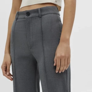 Grå kostymbyxor - Gråa kostymbyxor från PULL&BEAR. Mycket stiliga och perfekta för vad som helst. Byxorna har en liten svart prick men är inte så synlig när man har på sig den eftersom den är väldigt liten. Jag kan tänka mig diskutera priset. (Og. Pris: 299 kr) 😊