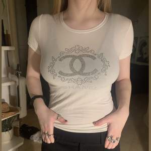 T-shirt med Chanel rhinestones tryck❣️ lite knottrig och några rhinestones fattas