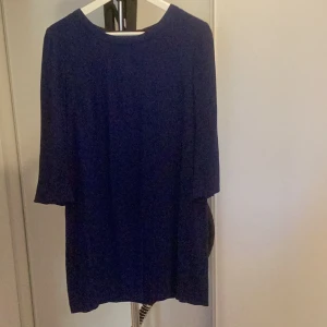 Blå Sandroklänning - Fin klänning inköpt på Sandro i Paris.