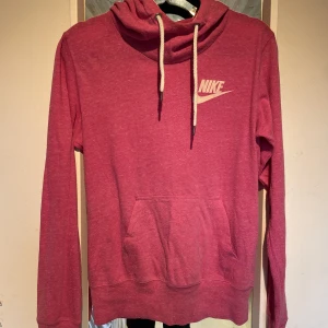 Hoodie  - Nike hoodie i en härlig rosa färg. Jag har användt den en hel del, därav två-tre mindre hål likt det på tredje bilden men ingenting som direkt syns när man använder den. Hör av dig om du har frågor eller vill ha fler bilder 💕