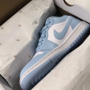 Jordans 1 low - Säljer dessa as snygga ”Jordans 1 low ice blue” pga fel storlek, aldrig använda. Skorna kostar nypris 2400kr då moms och skatt på 600kr tillkommit, tveka inte att höra av dig vid funderingar💙