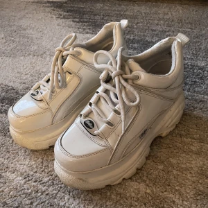 Buffalo chunky sneakers - Vita Buffalo sneakers i storlek 36. Tecken på användning finns. 