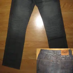 Säljer dessa helt nya och oanvända herr jeans.  Alla tags sitter kvar.  Dom funkar även till tjejer.    Märke: Dolce & Gabbana Storlek: 30 x 32