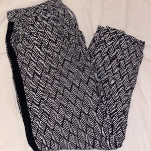 Mönstrings  linnebyxor  - Ett par luftiga linnebyxor, med snöre och fickor. Använda en sommar säsong. 