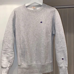 Champion reverse weave sweatshirt  - Champion sweatshirt i strl S, superfint skick! Snygg o passar till det mesta! 