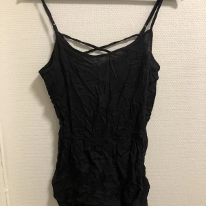 Shortsdress - I strl S. Behöver strykas 